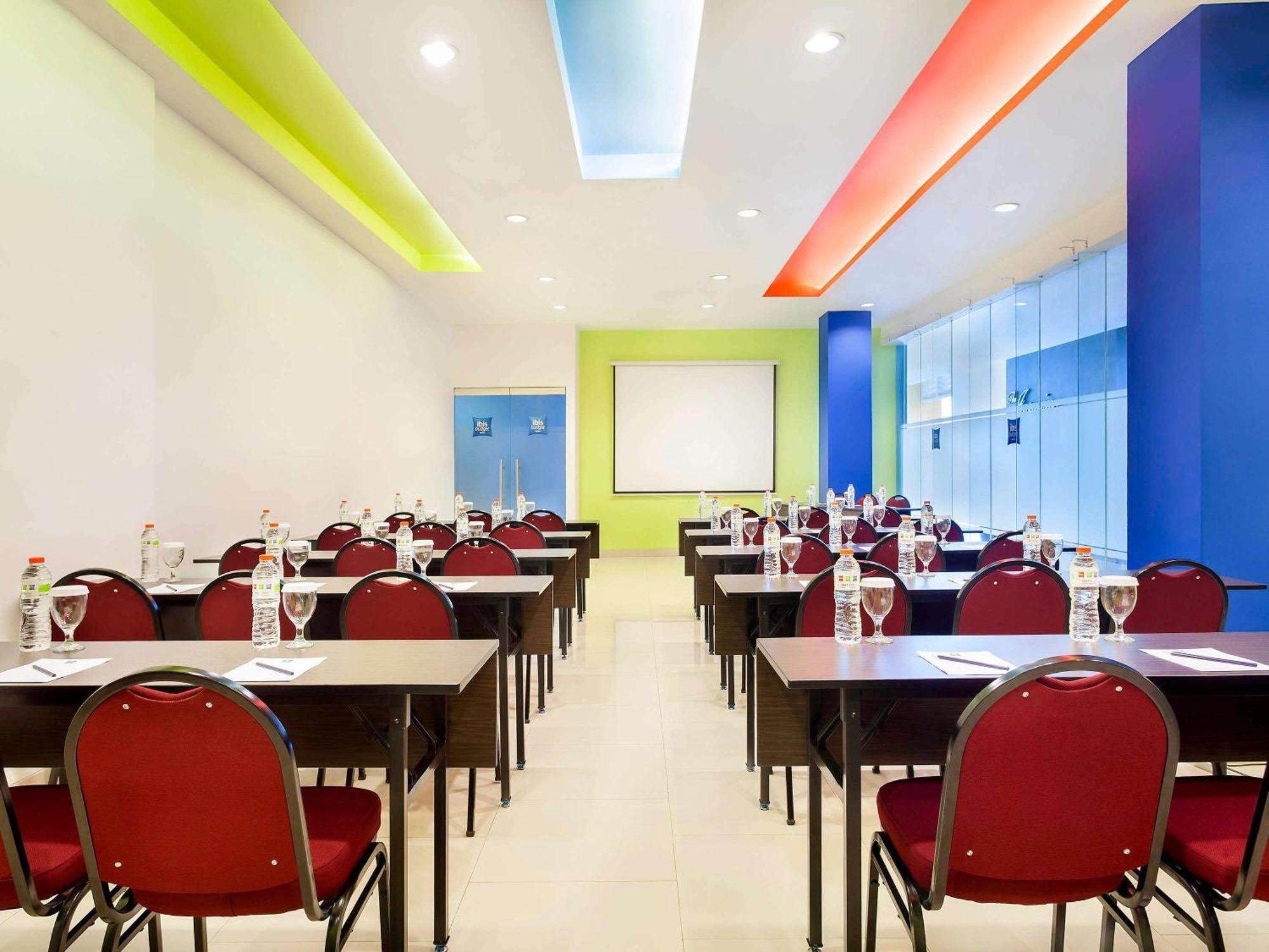 Ibis Budget Jakarta Cikini Esterno foto