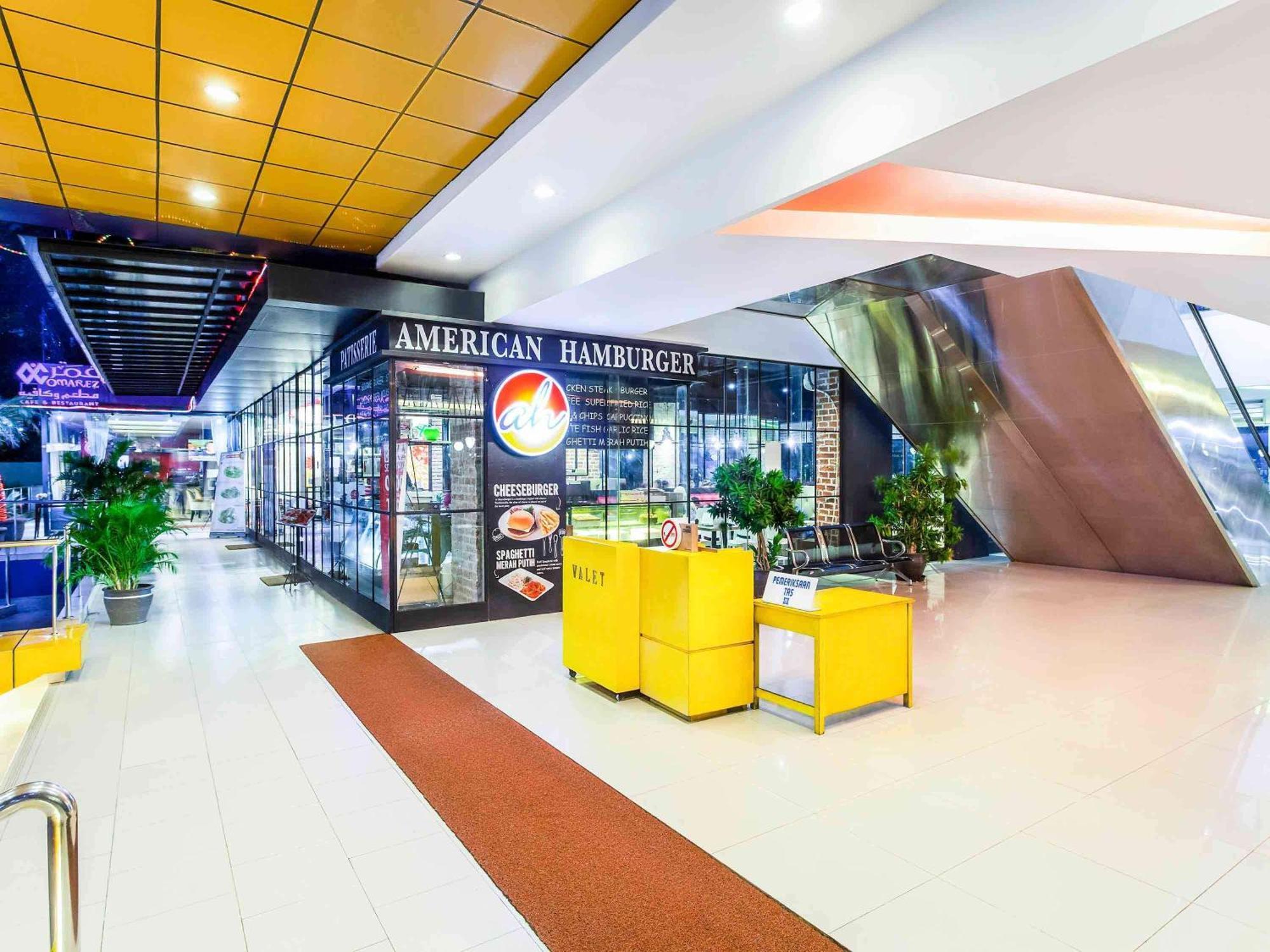 Ibis Budget Jakarta Cikini Esterno foto
