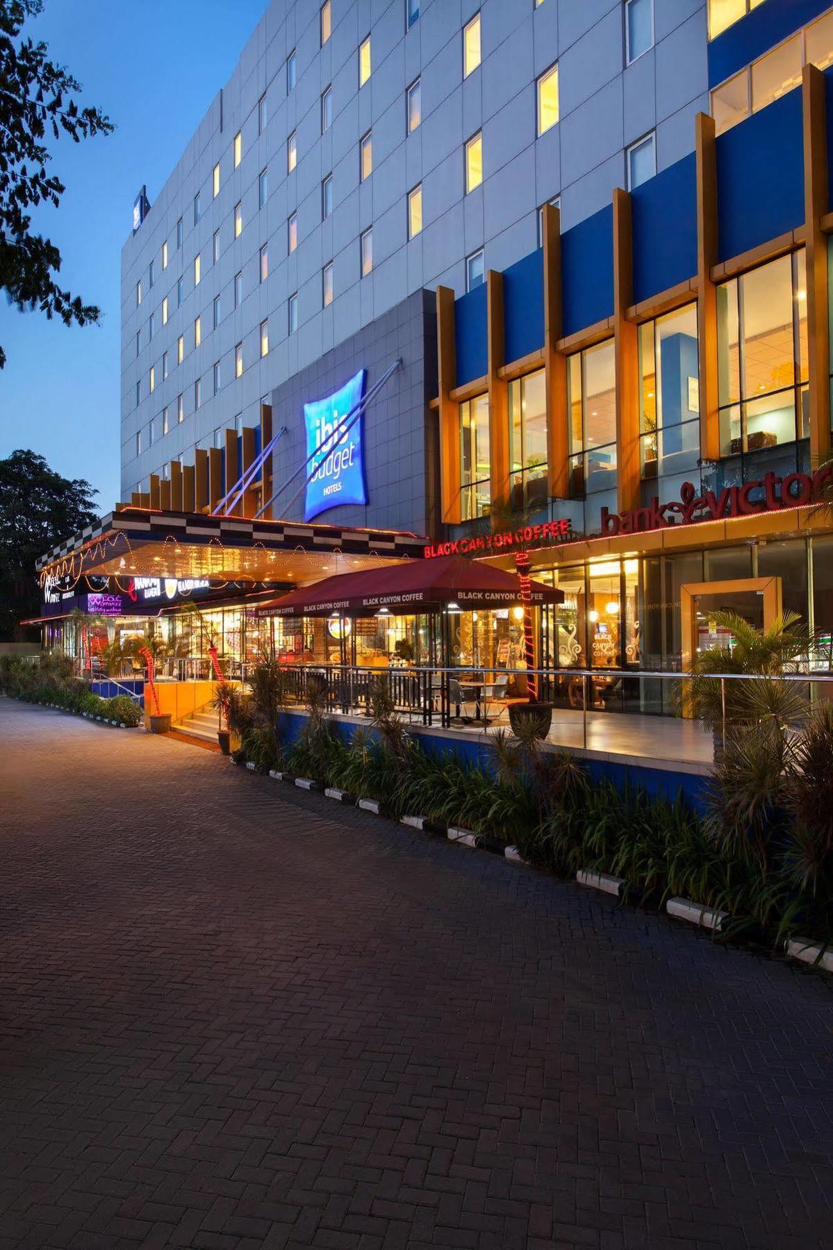 Ibis Budget Jakarta Cikini Esterno foto