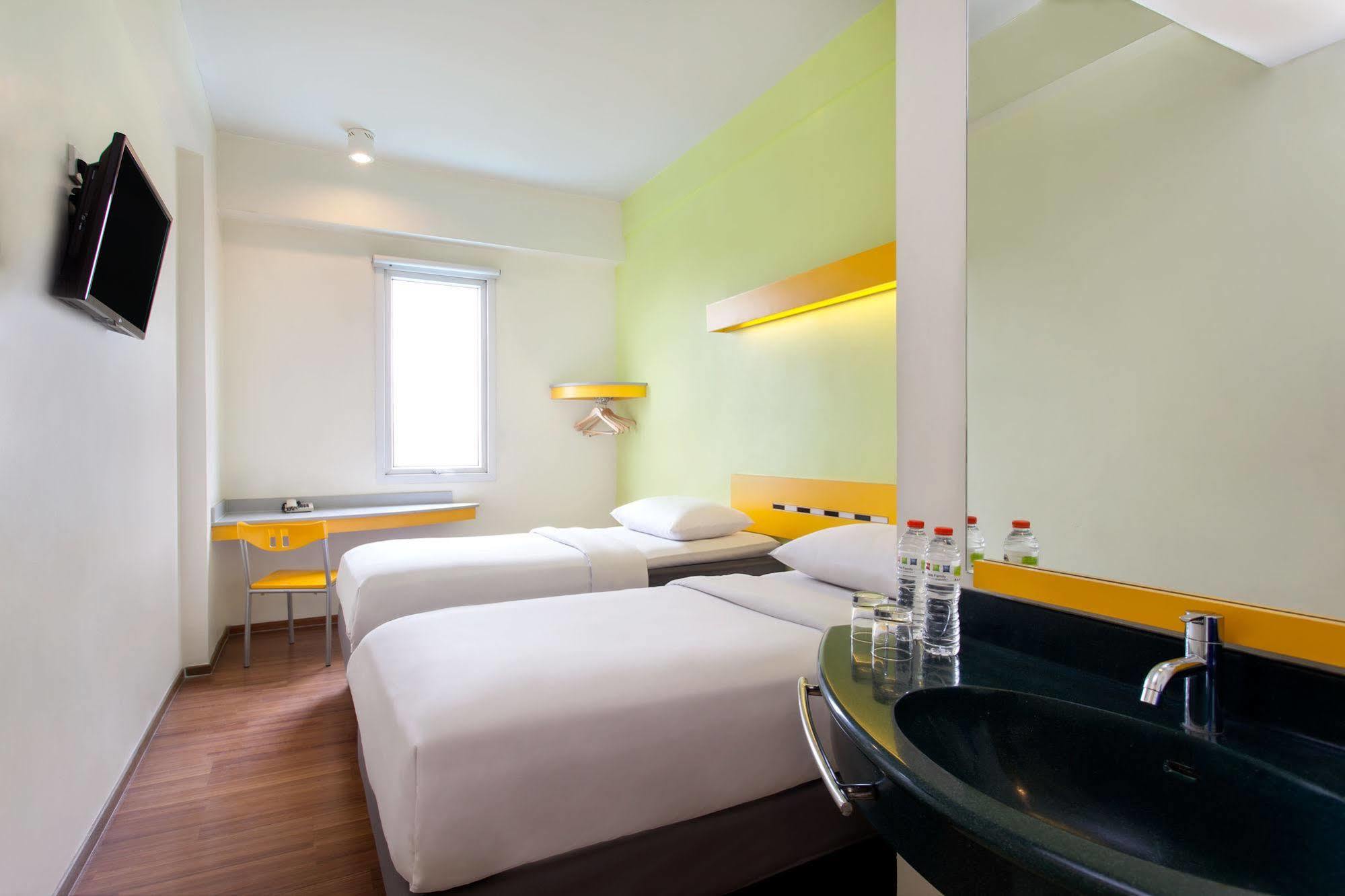 Ibis Budget Jakarta Cikini Esterno foto