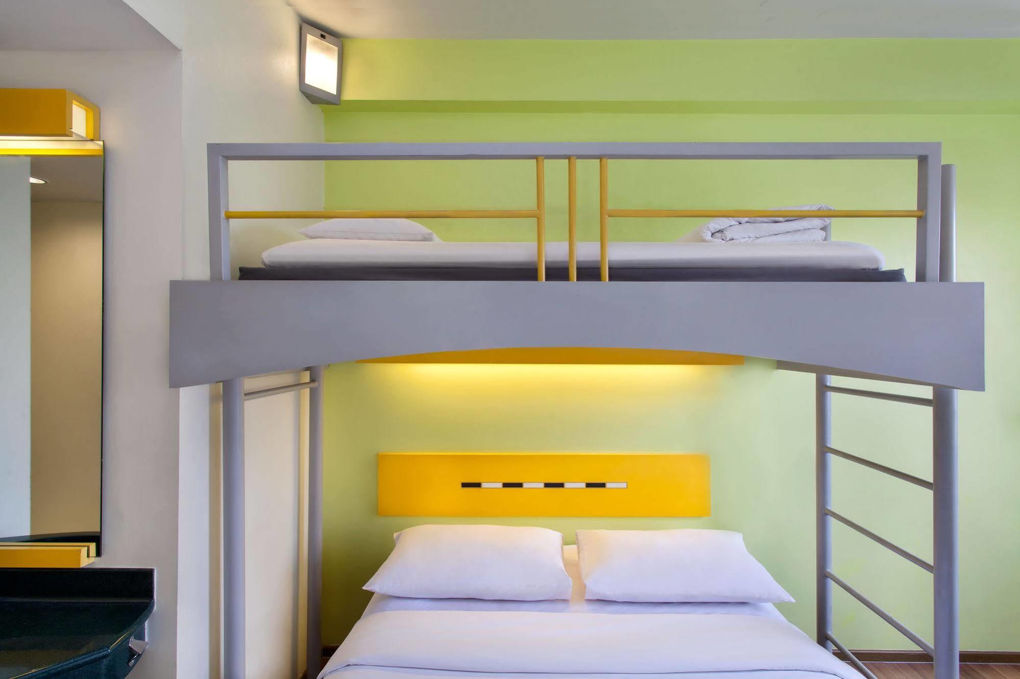 Ibis Budget Jakarta Cikini Esterno foto