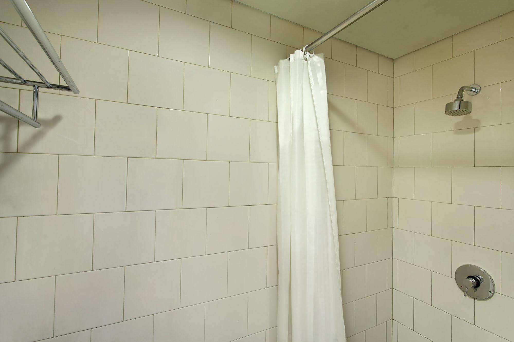 Ibis Budget Jakarta Cikini Esterno foto