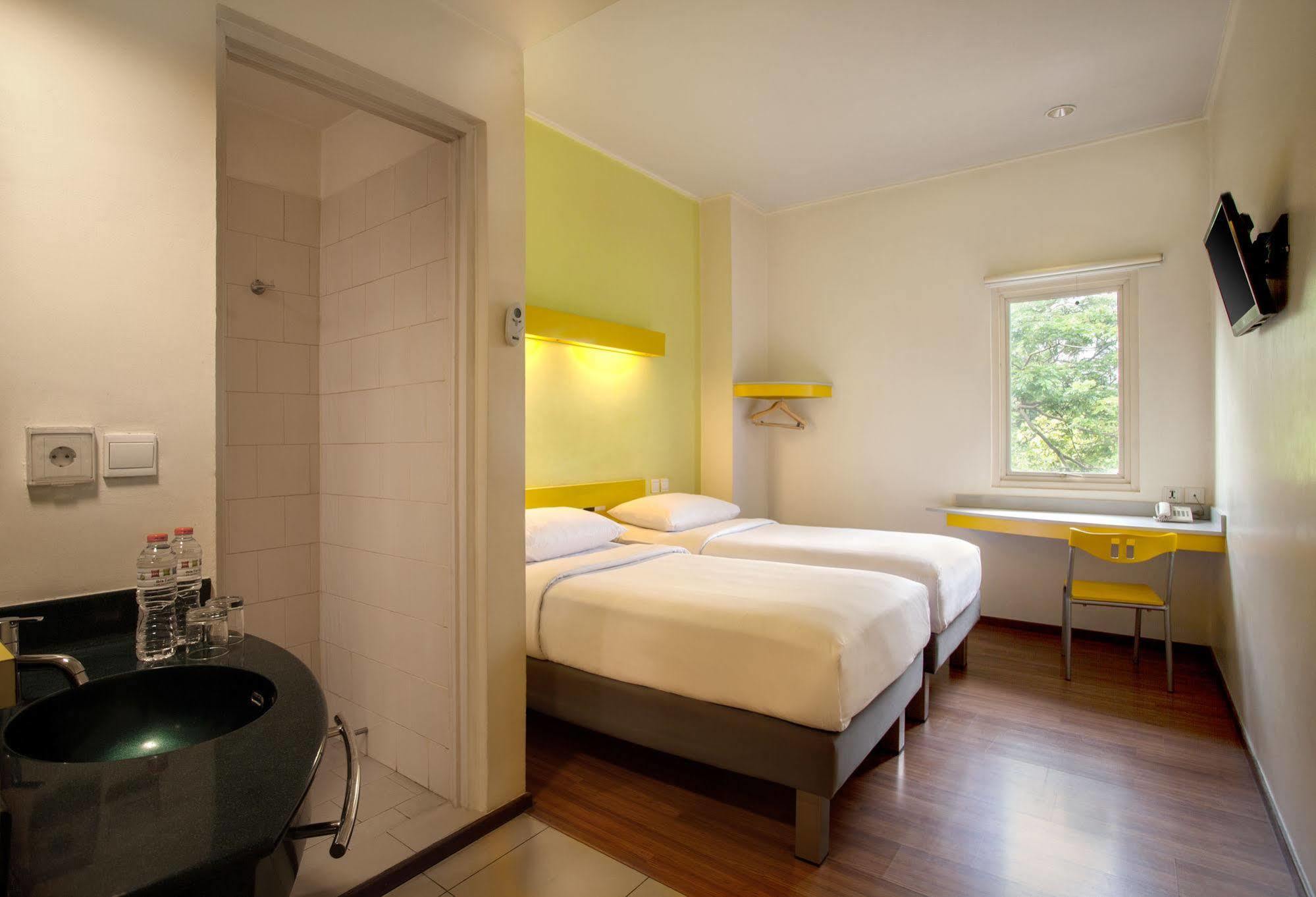 Ibis Budget Jakarta Cikini Esterno foto