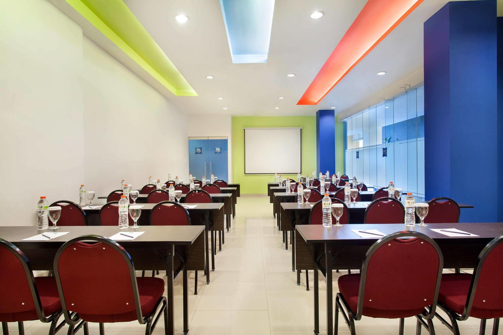 Ibis Budget Jakarta Cikini Esterno foto