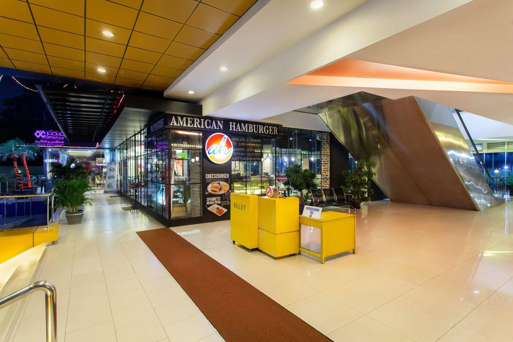 Ibis Budget Jakarta Cikini Esterno foto